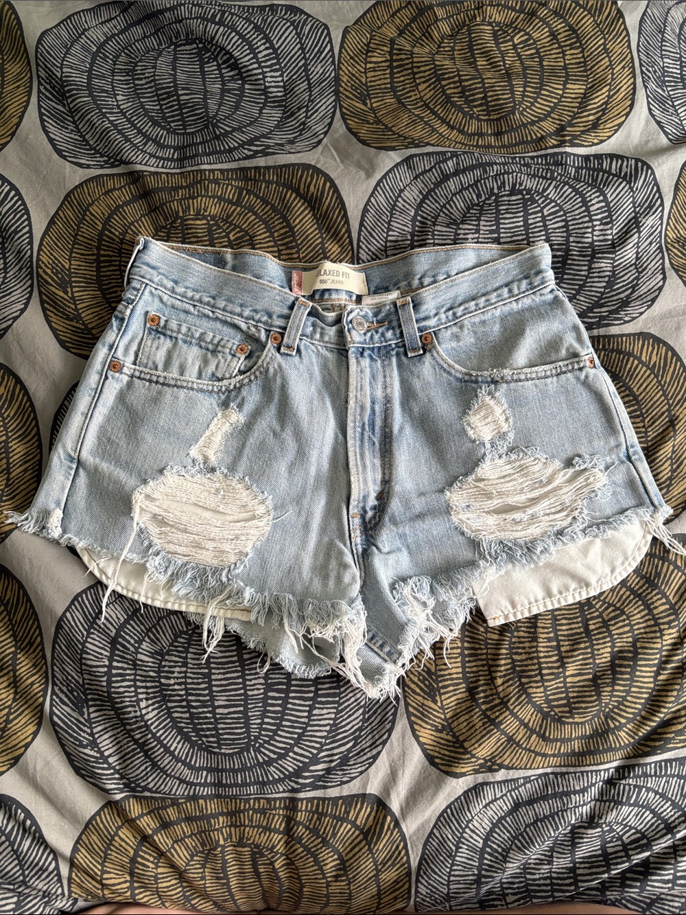 VINTAGE LEVI'S CUT OFF JEANS SHORTS- SIZE 32 100% COTTON DISTRESSED DENIM SHORTS